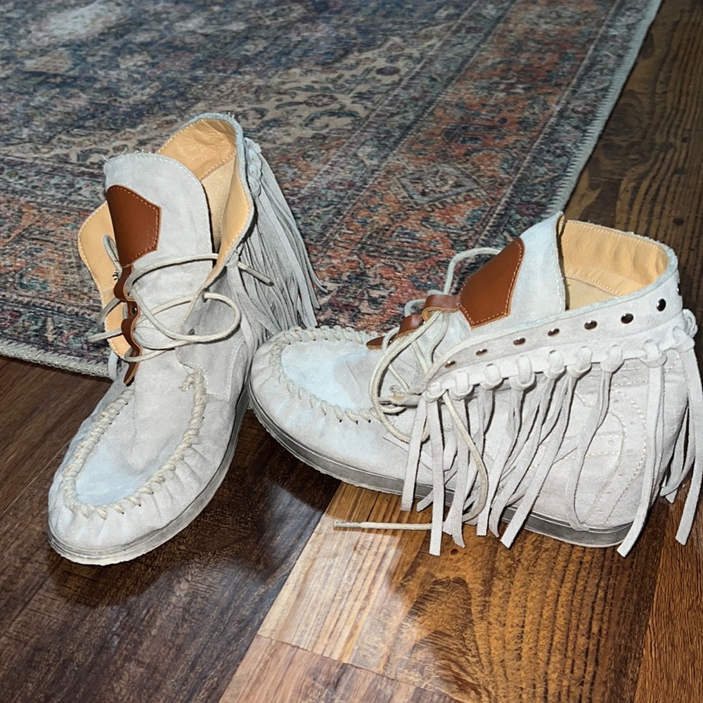 Women’s British style tassel boot.